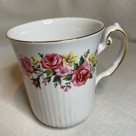 Vintage 1970’s Royal Vale Cabbage Roses Cup Mug Pattern No 8583 - Picture 3 of 4